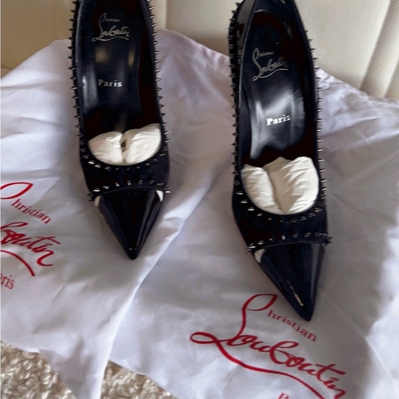 Red bottom ( like new) - Picture 5 of 11